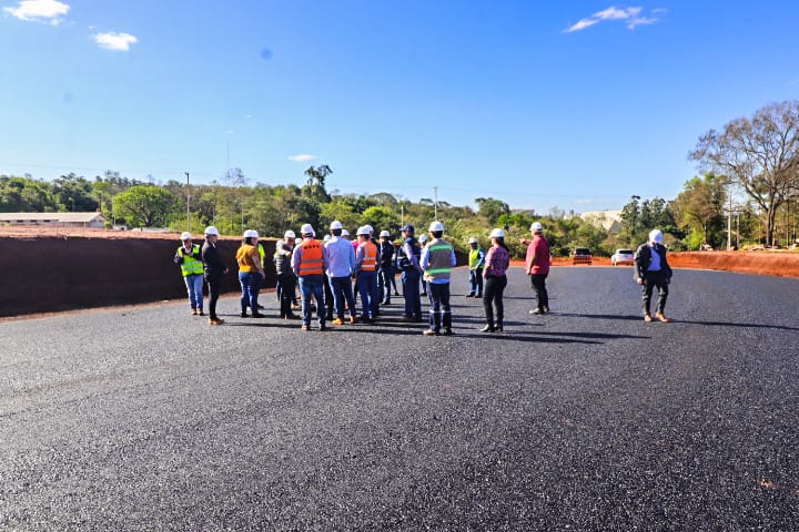 mopcparaguay's tweet photo. El ministro Rodolfo Segovia, junto a representantes de @AgendaCAF, se encuentra recorriendo la zona de obras complementarias del acceso al Puente de la lntegración, correspondiente al #CorredorMetropolitanoDelEste.

#ObrasParaLaGente 🇵🇾 https://t.co/IdevI3KH4h
