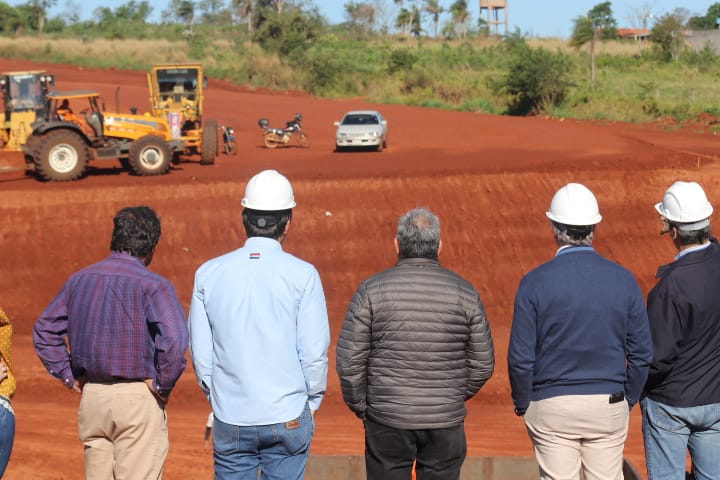 mopcparaguay's tweet photo. El ministro Rodolfo Segovia, junto a representantes de @AgendaCAF, se encuentra recorriendo la zona de obras complementarias del acceso al Puente de la lntegración, correspondiente al #CorredorMetropolitanoDelEste.

#ObrasParaLaGente 🇵🇾 https://t.co/IdevI3KH4h