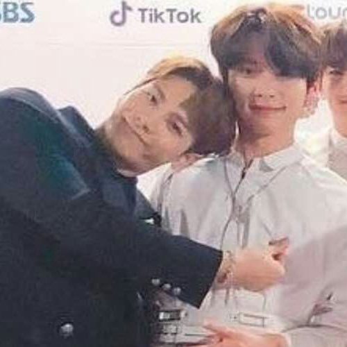 smoothafra's tweet photo. wait… I DIDN’T KNOW CHANGBIN AND LEE KNOW HAD PICTURES WITH JACKSON?!/!/$/ https://t.co/bjig4S164I