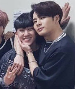 smoothafra's tweet photo. wait… I DIDN’T KNOW CHANGBIN AND LEE KNOW HAD PICTURES WITH JACKSON?!/!/$/ https://t.co/bjig4S164I