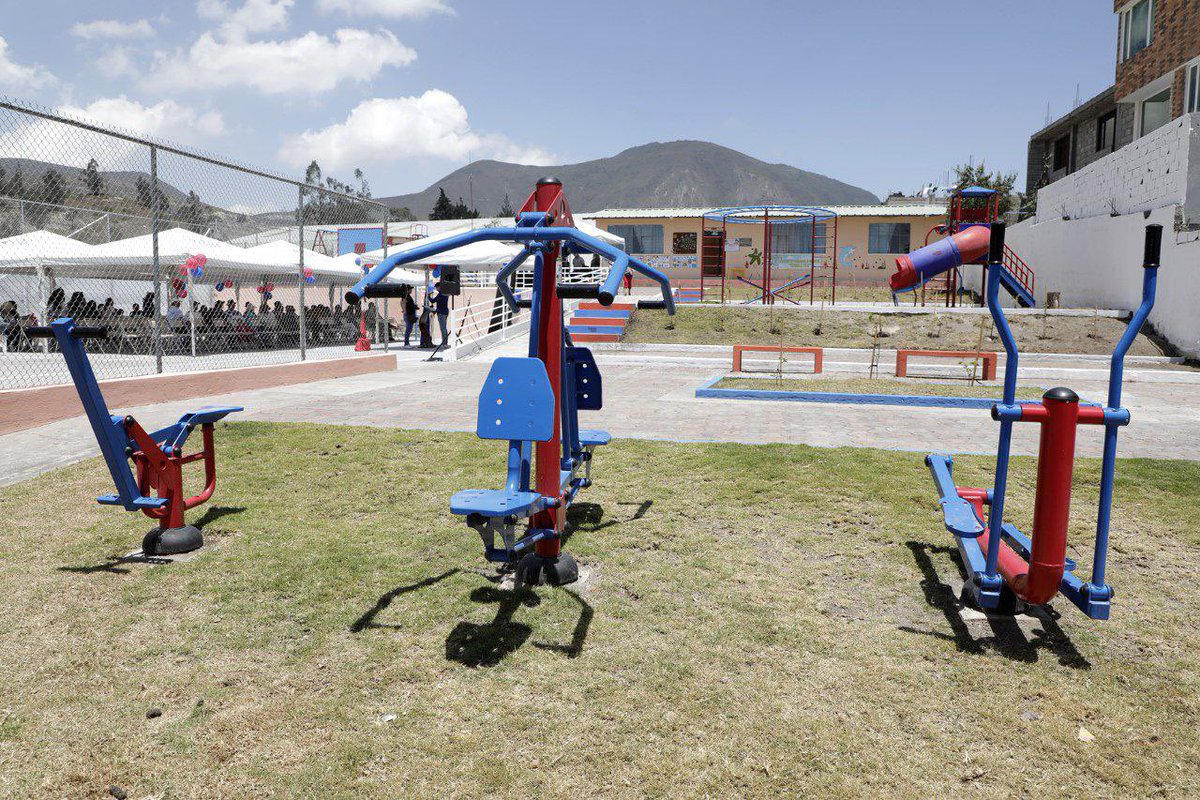 santiguarderas's tweet photo. Desde el Barrio Alcantarillas, de la Parroquia de San Antonio de Pichincha, hacemos la entrega de la rehabilitación del área comunal e implementación de juegos infantiles e inclusivos en el parque del sector. 

¡Un nuevo espacio recuperado después de 12 años de espera! https://t.co/8Zh3LAKbh4