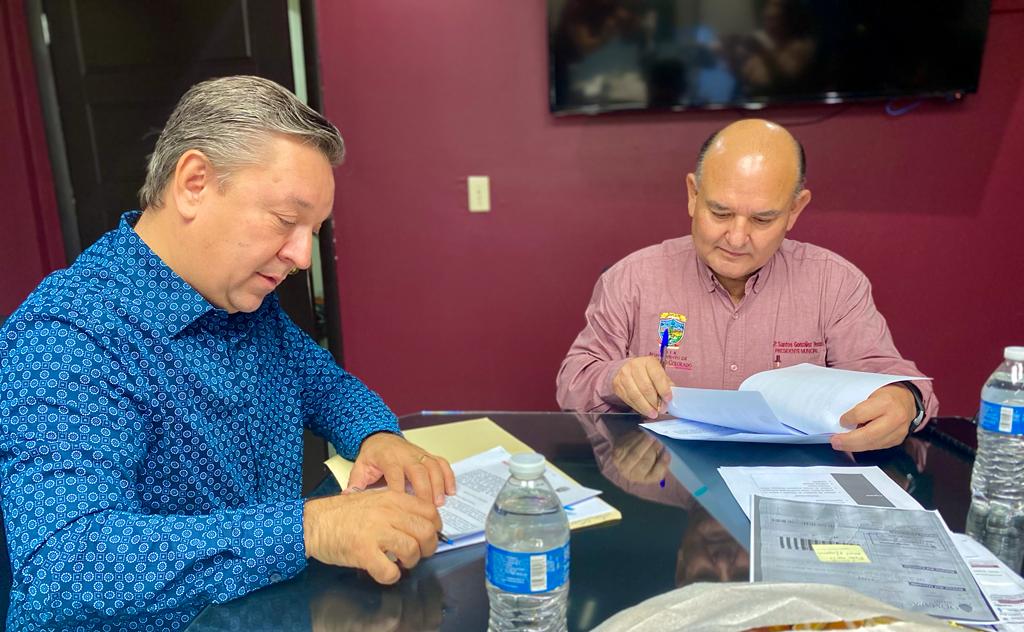 AaronGragedaB's tweet photo. Hoy llevamos la firma del convenio de colaboración entre la @SECSonora y el Ayuntamiento de SLRC con el alcalde @SantosGonzalezY, con la finalidad de brindar certeza jurídica de los terrenos que albergan las escuelas públicas. https://t.co/PA6fitqP3h