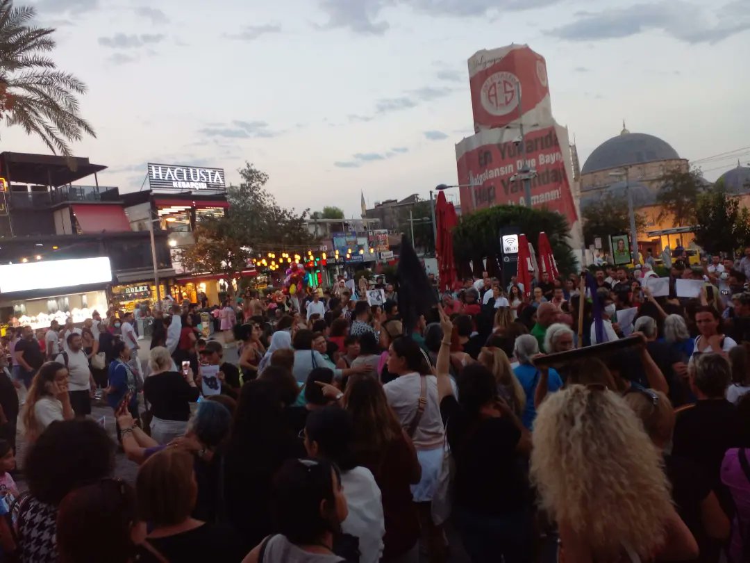 Mahsa Amini şahsında katledilen kadınlar isyanımızdır. İran’da ve dünyada erkek devletin kadınların bedenleri üzerindeki tahakkümüne karş dünyanın tüm kadınları olarak susmuyoruz, korkmuyoruz, itaat etmiyoruz. #MahsaAmini