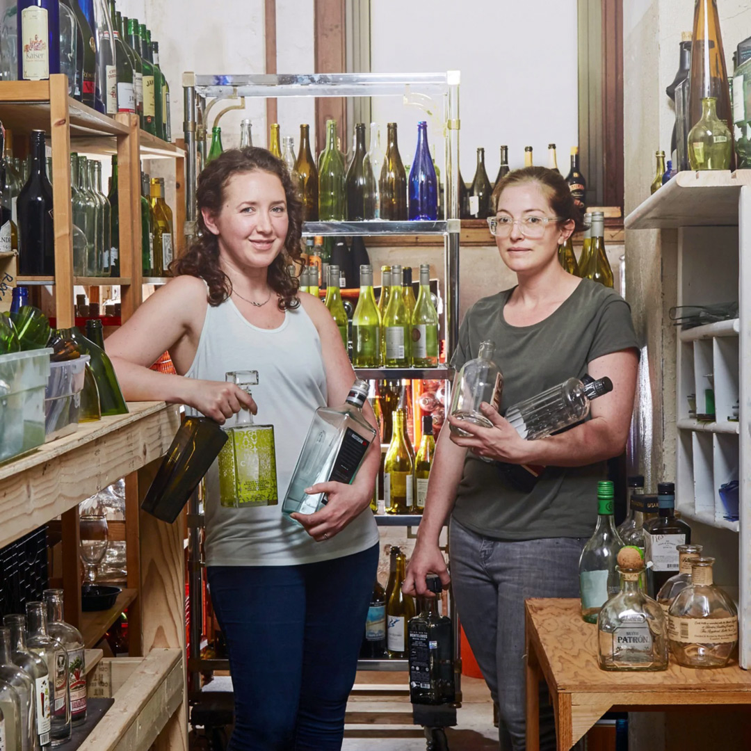 #FestivalOfFineCraft: Watch hot #glassmaking demonstrations using recycled bottle glass by Philly's <a href="/remarkglass/">Remark Glass</a> artists outside the General Store! 

10am to 5pm on Oct. 1 &amp; 2, 2022. More Festival info &amp; tickets at bit.ly/WheatonArts_Fe…