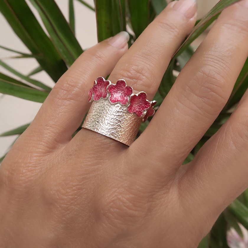 jewelersoul's tweet image. Silver Band Flower ring handmade with enamel, Best Enamel Jewelry for woman, Fashion floral Jewelry  etsy.com/.../silver-ban…... #flowerring #colorfulring #enamelledjewellery #emaille #silberschmuck #contemporaryjewelry #silverring #sterlingsilver #enameljewelry #floraljewelry