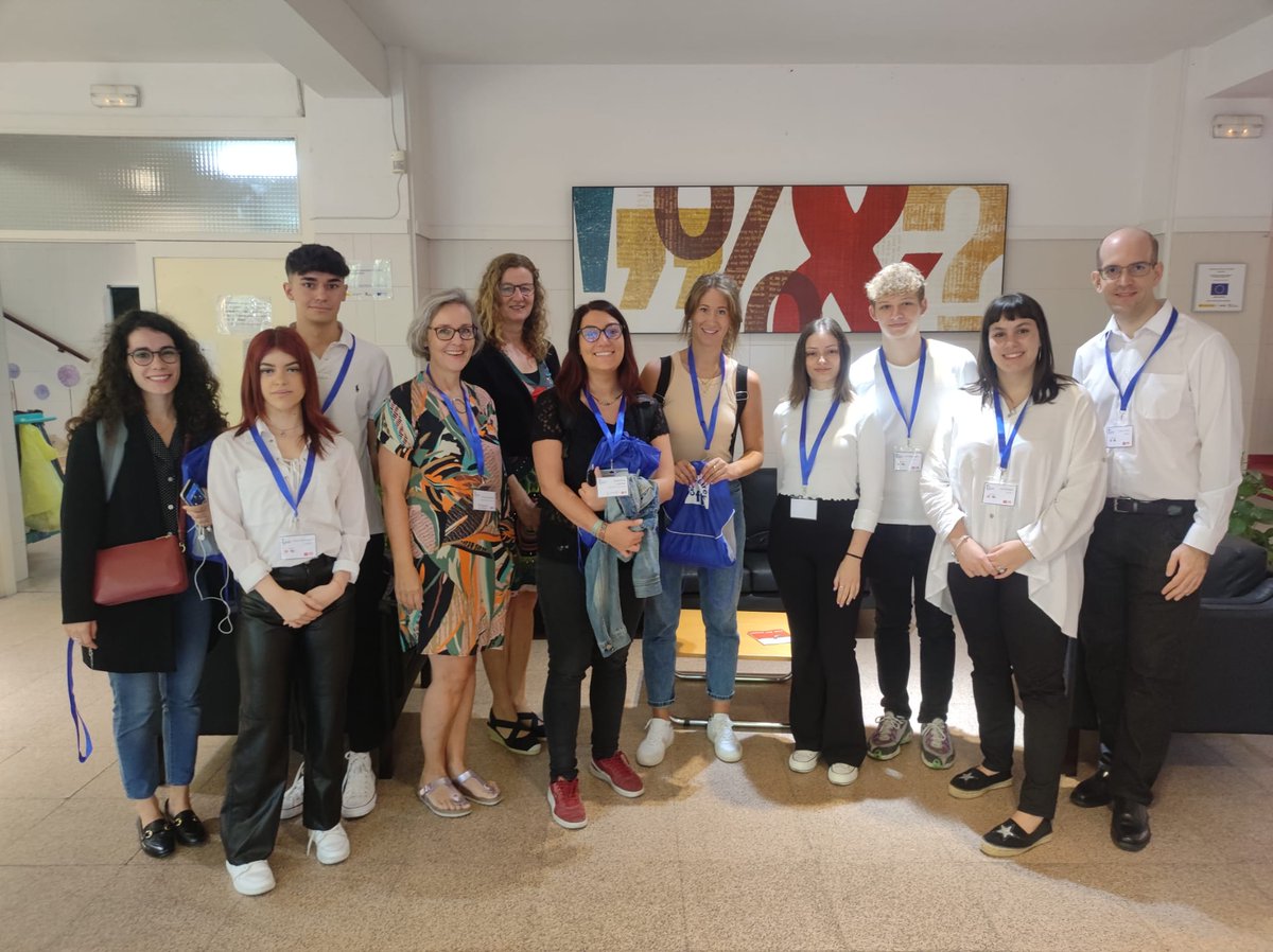 IESClaradelRey's tweet photo. Como anfitriones en el marco de un proyecto #Erasmus+ #KA2  con varios países de la U.E., nuestro alumnado de Asistencia a la Dirección bilingüe se ha encargado de la organización del evento. Aprendemos haciendo y construyendo.
¿Te animas con nosotros? https://t.co/RUcx5Ka7YM