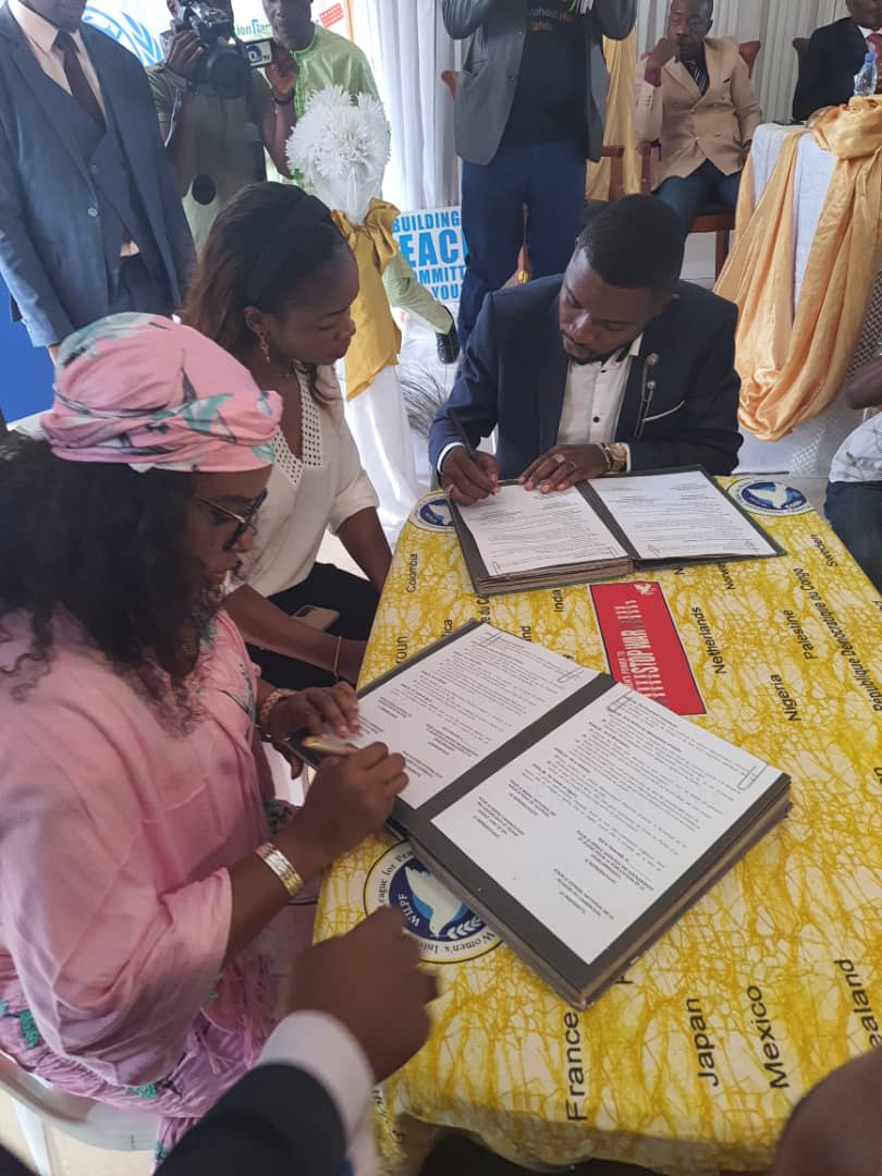 AfriYAN_Camer's tweet photo. La CCC en vu d'accélérer l'atteinte des #3Zeros & le #DivDem au 🇨🇲 franchit 1 nouveau cap avec la signature du MOU entre les réseaux de jeunesses @AfriYAN_Camer, #CNJC,#RECAJ+ & #RENATA.Ss l'encadrement institutionnel & technik du #Minjec & de @UNFPACameroon.
#PutYoungPeopleFirst https://t.co/CP7EtDaqFc