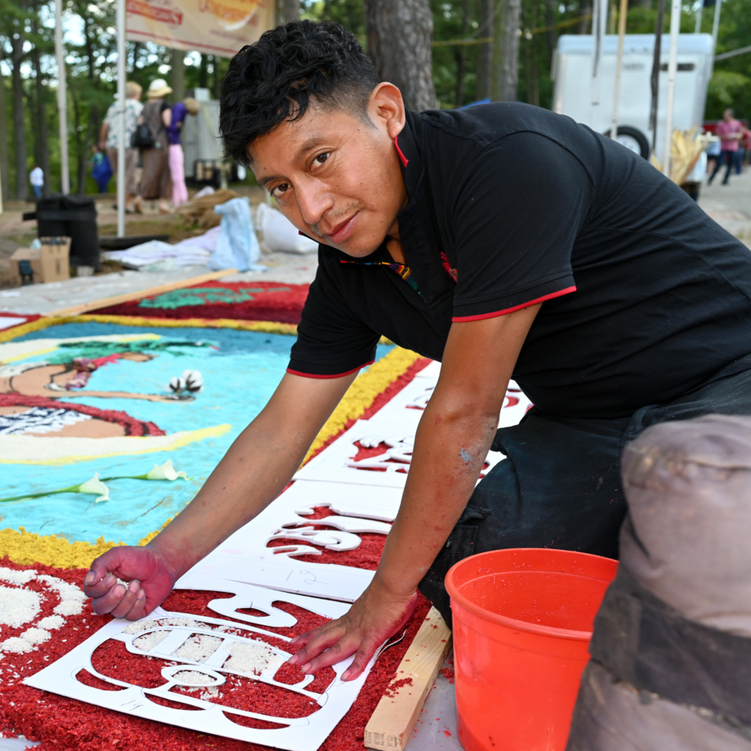 #FestivalOfFineCraft: Folklife resident artist, Ubaldo Sanchez, will create #Mayan sacred kites with help from visitors using bamboo &amp; tissue paper! 

10am to 5pm on Oct. 1 &amp; 2, 2022. More Festival info &amp; tickets at bit.ly/WheatonArts_Fe…