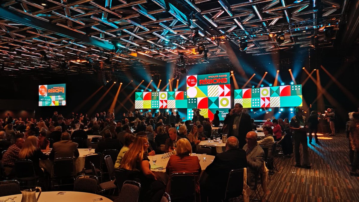 FranceQC's tweet photo. Plus de 2000 maires du #Québec se sont rassemblés au congrès de la @FQMenligne autour d'enjeux tels que la couverture réseau, les compétences en santé ou l’aménagement du territoire.
Merci à @JacquesDemers pour son accueil et les belles perspectives de #coopération évoquées. https://t.co/zTPWWs8IT3