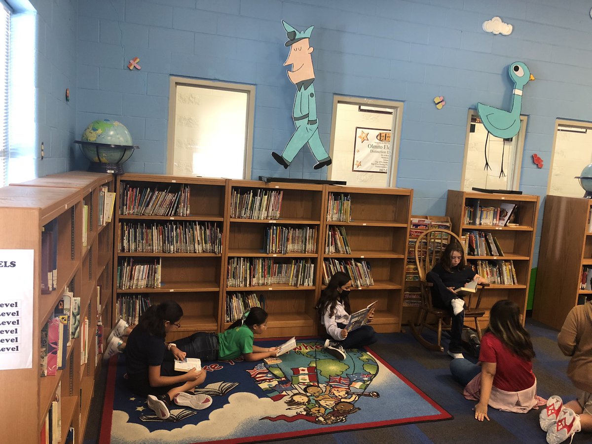 I love seeing @OESFifth108 students getting cozy with their books! What a perfect way to start the fall season!🍁🍂❤️🧡💛 #OcelotsRead #LosFresnosLiteracyMatters @LFCISDLibraries @esc1library #HappyFallYall