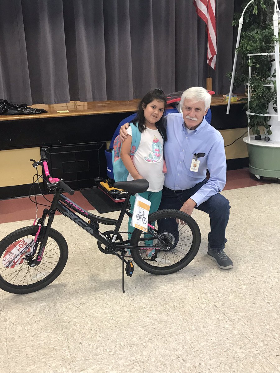 White House Rotary member and Sumner County board member Ted Wise surprises  Lily Bond with a bike for good citizenship. It was a busy day at OES. @co_sumner <a href="/sumnerstem/">@SumnerSTEM @SumnerSTEAM</a> <a href="/MrsKHardin/">Kyla Hardin</a> <a href="/kylecraighead85/">Kyle Craighead</a>