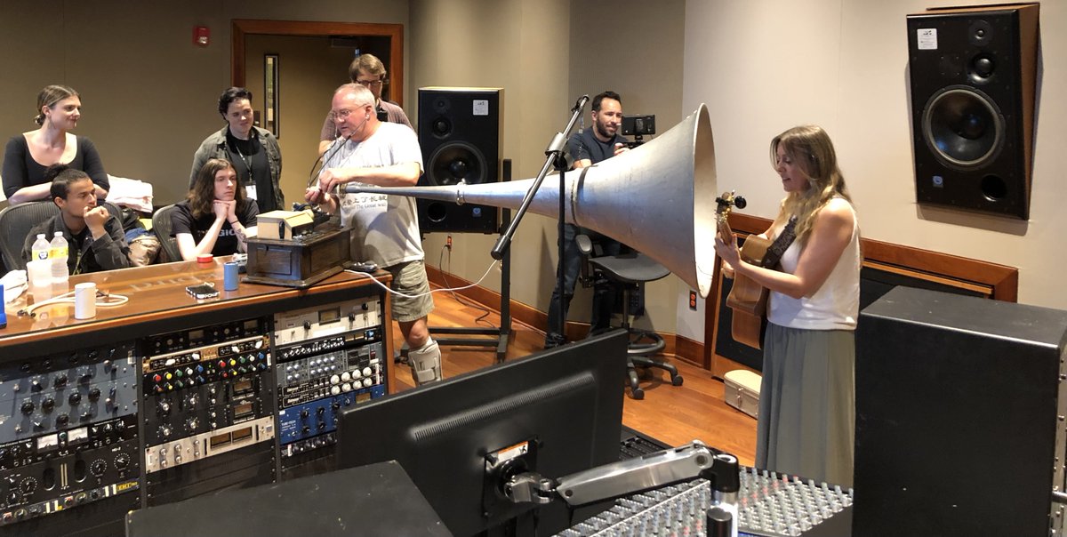 BBArocks's tweet photo. Wax Cylinder Recording Engineer, Martin Fisher, Shows the class how to record with a vintage Edison Triumph recording device! #throwbackthursday #tbt #edisonphonograph #waxrecordings #theblackbirdacademy #vintagerecording #blackbirdstudio #recordingtechniques https://t.co/9kdMd5Z3JX