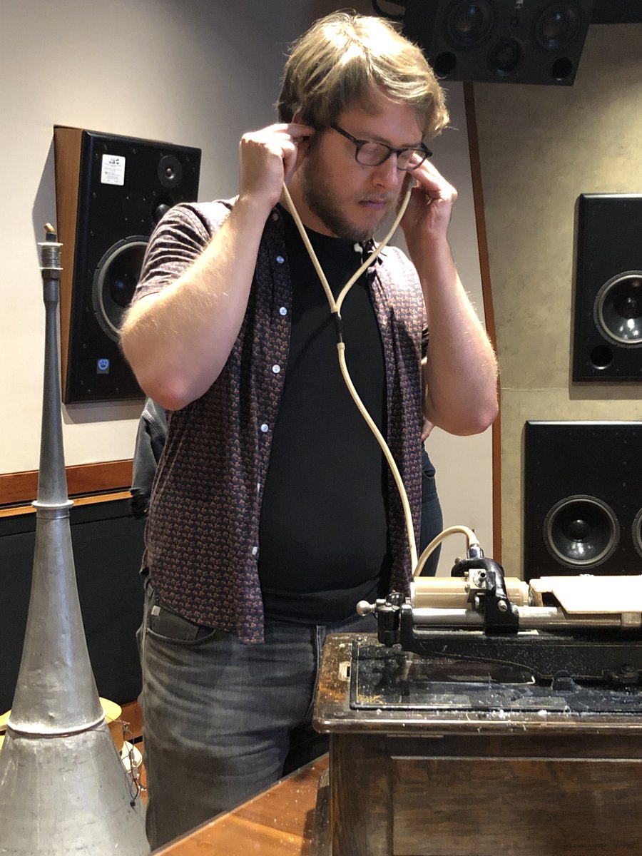 BBArocks's tweet photo. Wax Cylinder Recording Engineer, Martin Fisher, Shows the class how to record with a vintage Edison Triumph recording device! #throwbackthursday #tbt #edisonphonograph #waxrecordings #theblackbirdacademy #vintagerecording #blackbirdstudio #recordingtechniques https://t.co/9kdMd5Z3JX