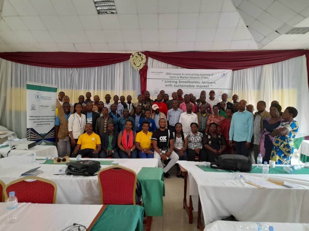 RDO_Rwanda's tweet photo. At Golf hotel @KarongiDistr today @RDO_Rwanda with other partners in #FtMA held a meeting of FOs from @KarongiDistr @RutsiroDistrict @Nyamasheke @RubavuDistrict & @RusiziDistrict. Buyers attended & #WFP @RRwarri #financialInstitutions #Panar seeds #Transporters & gov’t officials https://t.co/3SPe2hsJRp
