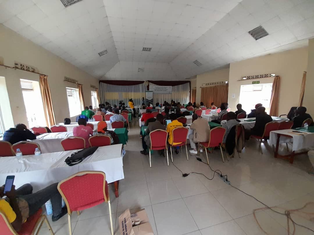 RDO_Rwanda's tweet photo. At Golf hotel @KarongiDistr today @RDO_Rwanda with other partners in #FtMA held a meeting of FOs from @KarongiDistr @RutsiroDistrict @Nyamasheke @RubavuDistrict & @RusiziDistrict. Buyers attended & #WFP @RRwarri #financialInstitutions #Panar seeds #Transporters & gov’t officials https://t.co/3SPe2hsJRp