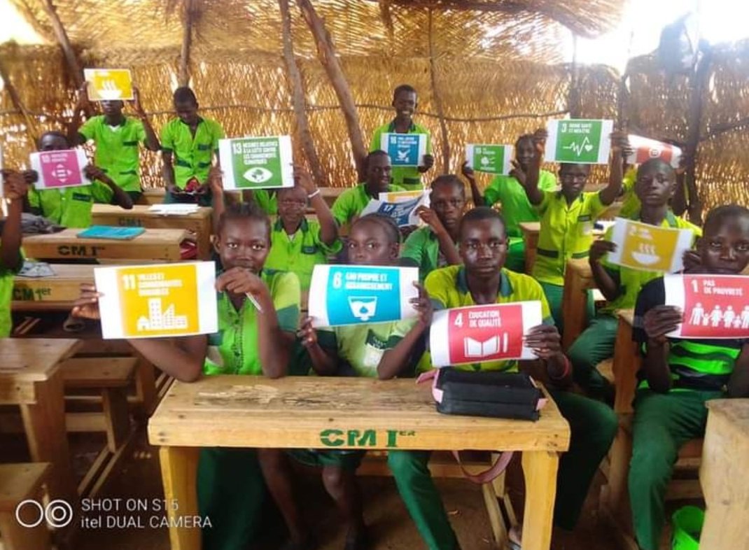HumanityPurpose's tweet photo. #Cameroon #FarNorth
Computer Science teacher in Government Secondary school of #Ngassa (15km to Maroua), a #peacebuilder from #HumanityPurpose,@YALINetwork member, trains her students on Sustainable Development Goals under "SDGs' Teachers impact" project.
@MagraOumar @MWFCameroon https://t.co/1YNkSd3IwN
