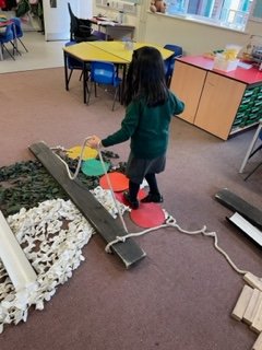 firsprimarysale's tweet image. #Y1Apple Our @CommandoJoes mission was to help Goldilocks escape the cottage and find her way home. There was a small problem; a river was in our way! With teamwork and communication we did it! Take a look at the bridges made by group 1 and 2. #teamwork