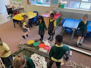 firsprimarysale's tweet image. #Y1Apple Our @CommandoJoes mission was to help Goldilocks escape the cottage and find her way home. There was a small problem; a river was in our way! With teamwork and communication we did it! Take a look at the bridges made by group 1 and 2. #teamwork