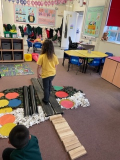 firsprimarysale's tweet image. #Y1Apple Our @CommandoJoes mission was to help Goldilocks escape the cottage and find her way home. There was a small problem; a river was in our way! With teamwork and communication we did it! Take a look at the bridges made by group 1 and 2. #teamwork
