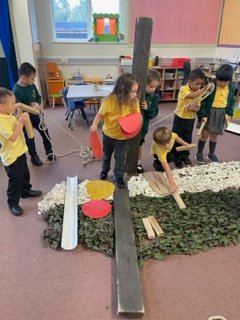 firsprimarysale's tweet image. #Y1Apple Our @CommandoJoes mission was to help Goldilocks escape the cottage and find her way home. There was a small problem; a river was in our way! With teamwork and communication we did it! Take a look at the bridges made by group 1 and 2. #teamwork
