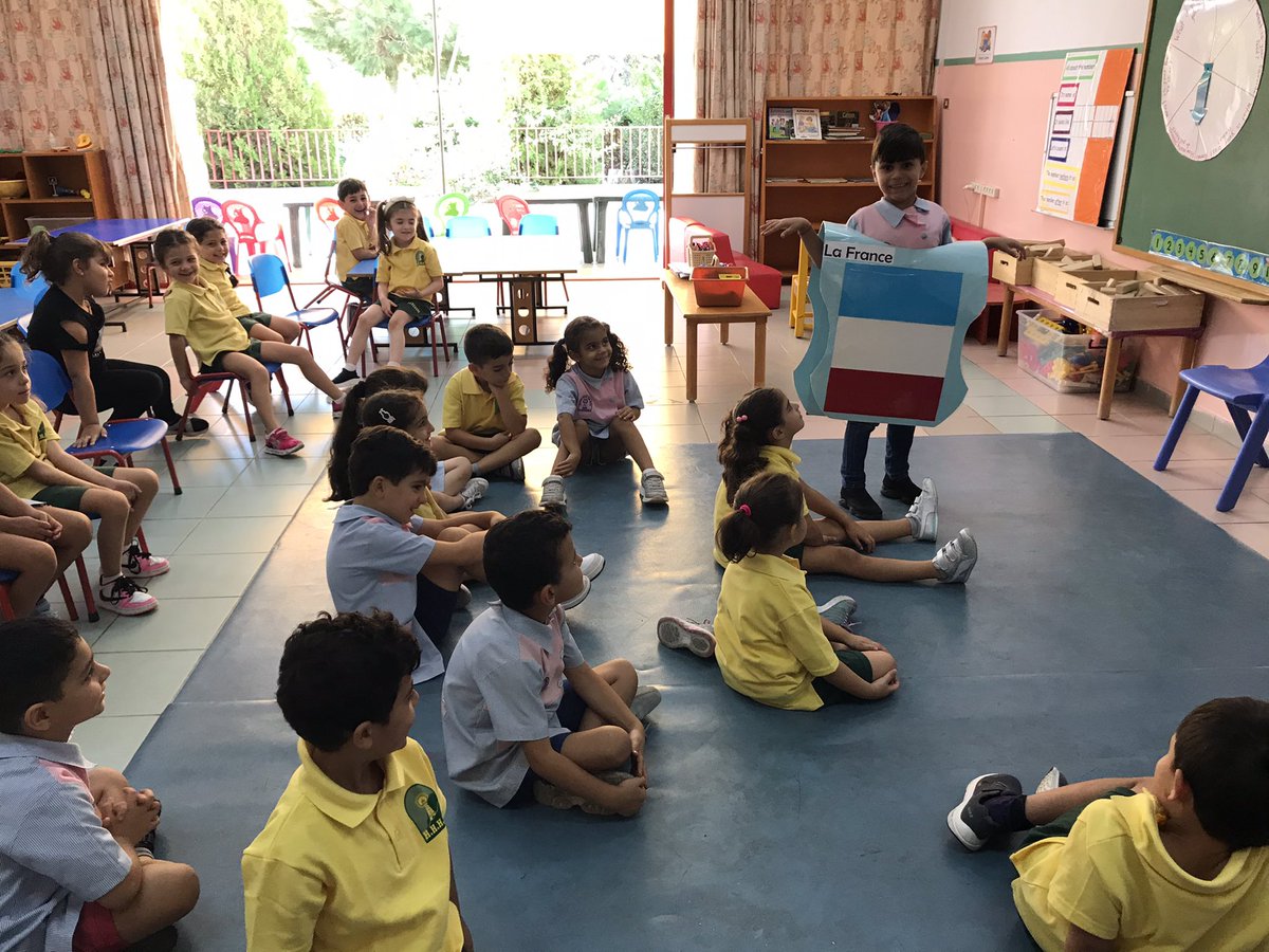 Avant d’aller en France , il faut apprendre à dire quelques mots de salutation: Bonjour 👋🏻, salut 🙋‍♀️, au revoir 👋🏻 .C’est un objectif que les apprenants de Kg1, kg2 et kg3 ont connu pour cette semaine.@FLE @reem_lutfi <a href="/tbaassiri/">Tharwat Baassiri</a> <a href="/TawilNoor/">Noor Taweel</a> <a href="/dina_jradi/">Dina Jradi</a>