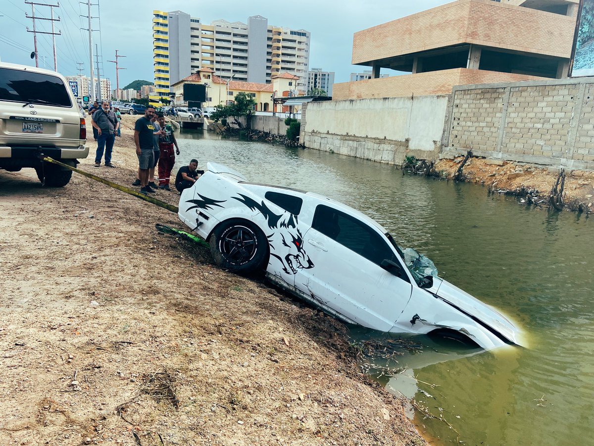 bostonrex's tweet photo. Venía saliendo de la avenida r8 del complejo turístico el morro ( lechería ) y el acelerador se le quedó pegado, término en el agua, sin daños que lamentar. El mensaje en la valla publicitaria es clave https://t.co/XFfg6zdCit