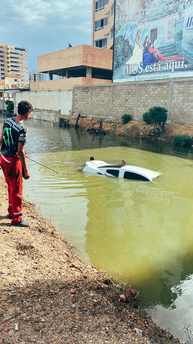 bostonrex's tweet photo. Venía saliendo de la avenida r8 del complejo turístico el morro ( lechería ) y el acelerador se le quedó pegado, término en el agua, sin daños que lamentar. El mensaje en la valla publicitaria es clave https://t.co/XFfg6zdCit