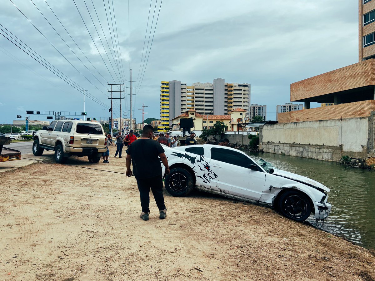 bostonrex's tweet photo. Venía saliendo de la avenida r8 del complejo turístico el morro ( lechería ) y el acelerador se le quedó pegado, término en el agua, sin daños que lamentar. El mensaje en la valla publicitaria es clave https://t.co/XFfg6zdCit