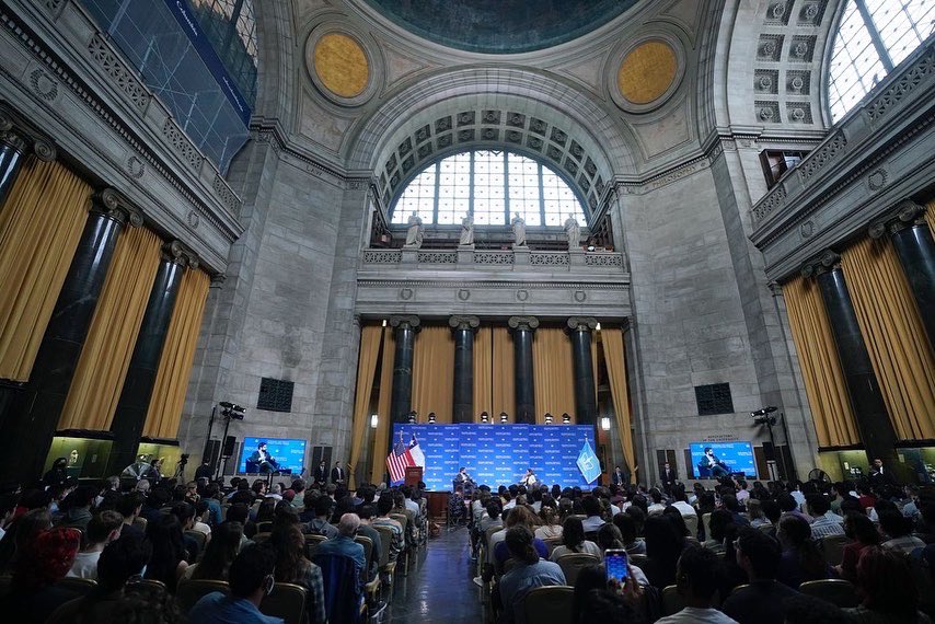 Archivo20222026's tweet photo. Para discutir sobre realidades políticas, económicas y sociales, hoy el Presidente @gabrielboric participó del #WorldLeadersForum de la Universidad de @Columbia, “The New Chilean Politics and its Regional Implications”. https://t.co/uxWkbFH9A8