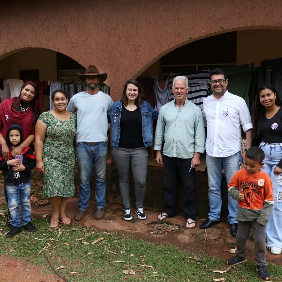 RompattoBrenda's tweet photo. Ontem, estive com a minha equipe no assentamento de Itaguajé e nas cidades de Santo Antônio do Caiuá e São João do Caiuá.
Obg todos que nos receberam!
Vamos juntos nessa caminha final para as eleições!
Eleições 2022 - Brenda Rompatto (PSB) CNPJ 47.517.730/0001-28
#maringa #parana https://t.co/np27VCT5D6