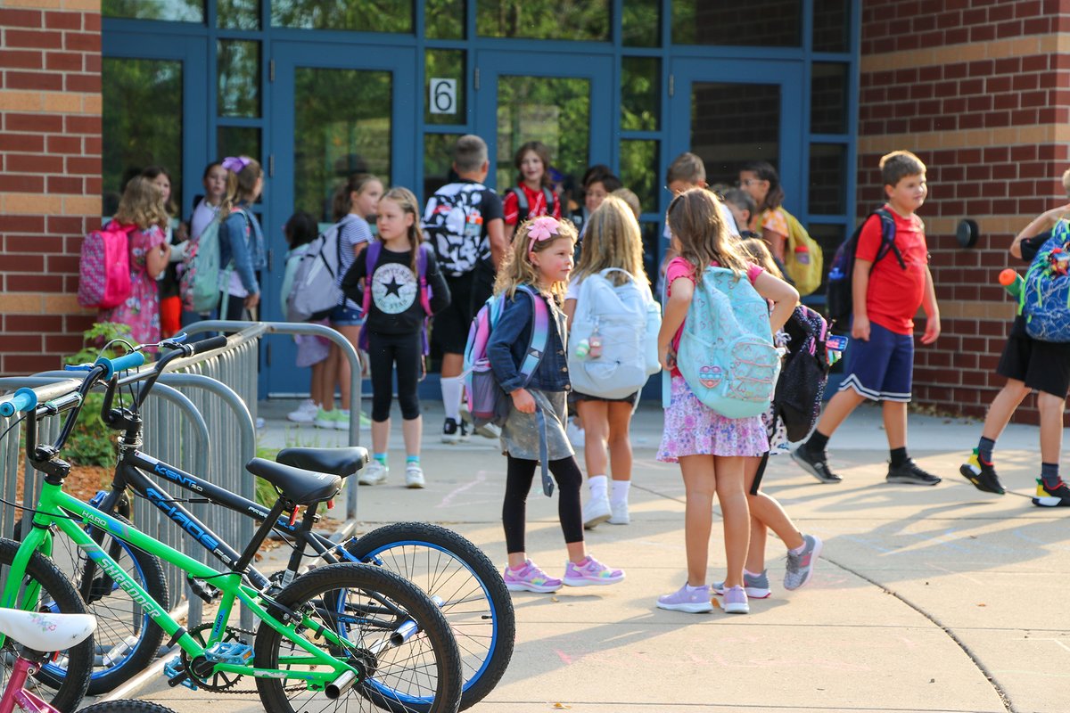 LakevilleAreaPS's tweet photo. Congratulations to Oak Hills Elementary on being validated as a Minnesota School of Excellence by the Minnesota Elementary School Principals’ Association. OHE received this prestigious honor for its commitment to modern teaching and learning. Read more: https://t.co/Ni3e1sdChA. https://t.co/Do7r68GmCz