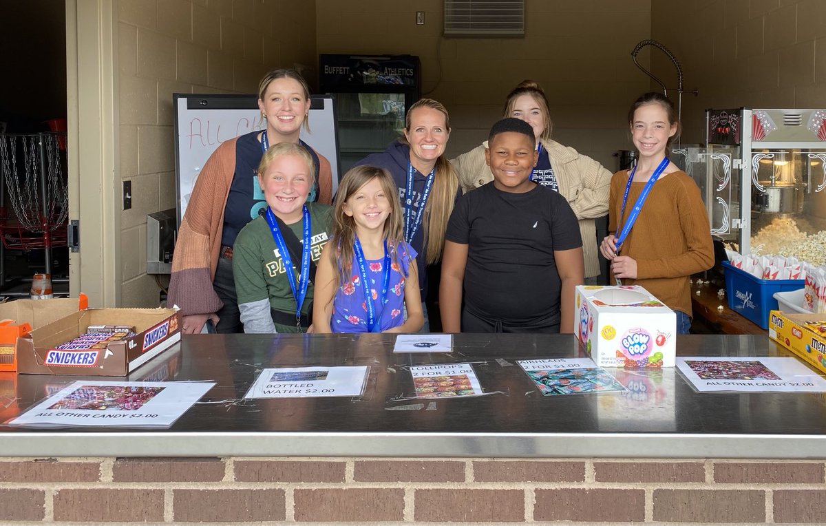 WebushisHistory's tweet photo. Concessions Time!  Earning some money for Team 5B!  ⁦@OPS_Buffett⁩ ⁦@buffettathletic⁩ ⁦@MissSchlies⁩ https://t.co/uGnmfjQwwO