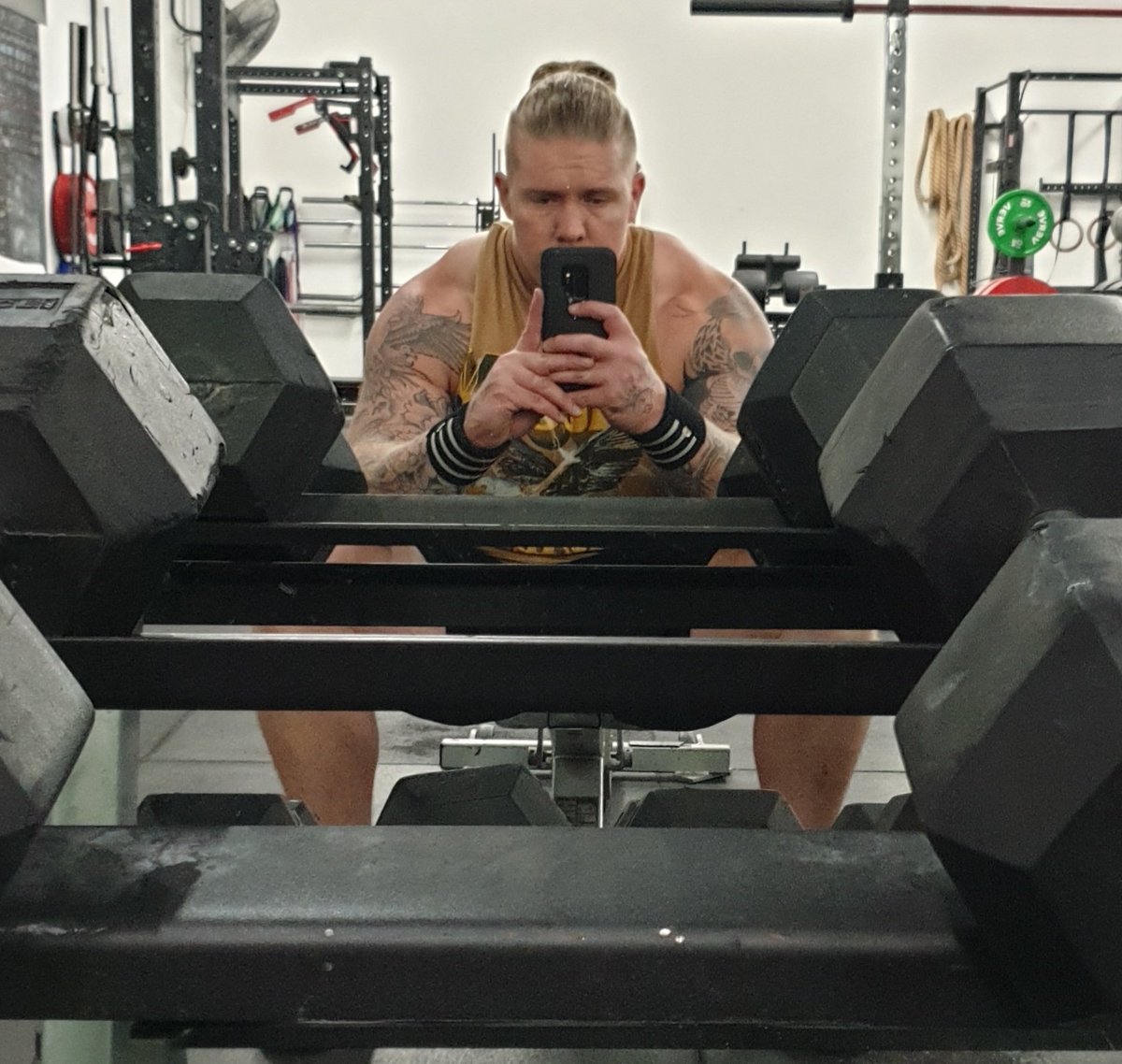 💯BIG UPPER WORKOUT💯

DB curls 3x10 17.5kg-38.5pds
DB lat raises 3x12 15kg-33pds
BB shoulder press 3x8 50kg-110pds
CBL tri extensions 3x8 87.5kg-192.5pds(Full stack)
CBL bicep curls 3x10 65kg-143pds
CBL Single arm tri ext 3x12 35kg-77pds
DB shrugs 3x14 40kg-88pds
#DOWORKSON 💯