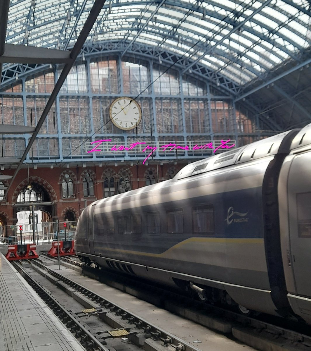 Becky_Slack's tweet photo. Have arrived in the UK for a week of conferences, events and meetings. Three destinations, 9 events to chair, more to attend. First stop, London - for a roundtable with @FStechnology looking at cloud usage by financial service providers.
#eventchair
#uktour https://t.co/poJlzhyPvC