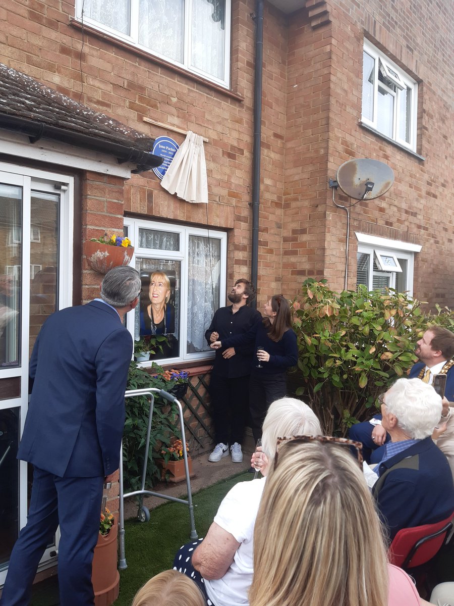 wattsdirector's tweet photo. It was one year ago today that our small team at the Essex Women's Commemoration Project unveiled our first blue plaque recognising remarkable women from our County. We celebrated by erecting the 17th to #JanePacker What a wonderful day! https://t.co/hFUOQABi7t