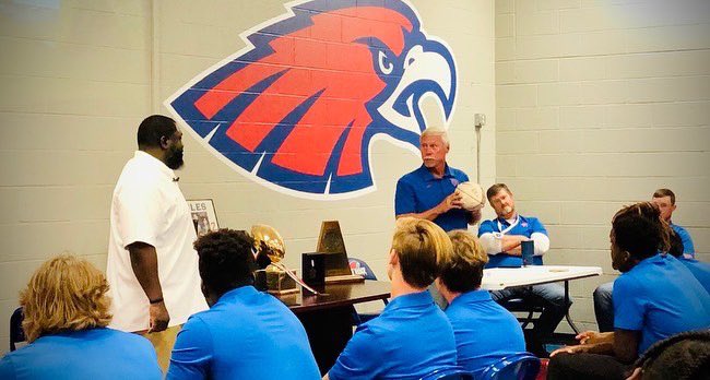 ChipBaker19's tweet photo. Thanks to Coach Schmid for the opportunity to speak to the Oak Ridge HS football team. Had a great time reminiscing about the 2002 State Semi Final Team. @oakridgefb @oakridgehs

#oakridge #hs #football #tsc #gogetit #heart #greatteammates #differencesmatter #cherishthemoment https://t.co/2ilR9o1dqq