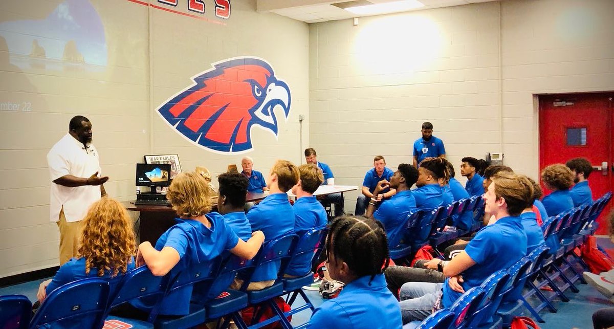 ChipBaker19's tweet photo. Thanks to Coach Schmid for the opportunity to speak to the Oak Ridge HS football team. Had a great time reminiscing about the 2002 State Semi Final Team. @oakridgefb @oakridgehs

#oakridge #hs #football #tsc #gogetit #heart #greatteammates #differencesmatter #cherishthemoment https://t.co/2ilR9o1dqq