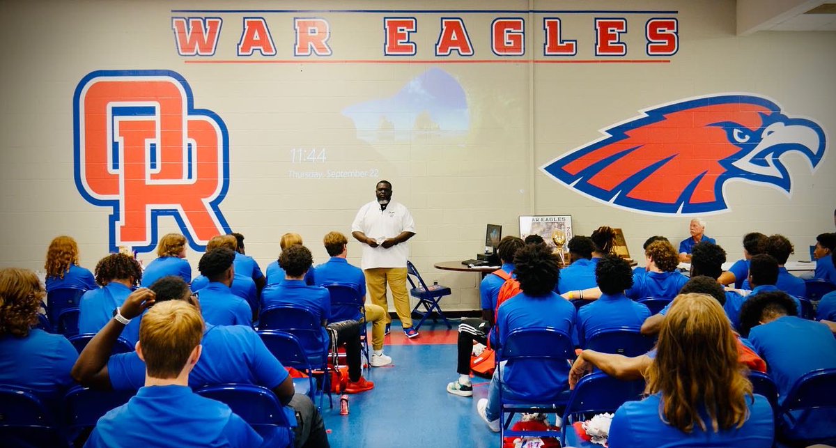 ChipBaker19's tweet photo. Thanks to Coach Schmid for the opportunity to speak to the Oak Ridge HS football team. Had a great time reminiscing about the 2002 State Semi Final Team. @oakridgefb @oakridgehs

#oakridge #hs #football #tsc #gogetit #heart #greatteammates #differencesmatter #cherishthemoment https://t.co/2ilR9o1dqq