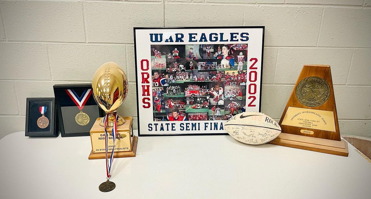 ChipBaker19's tweet photo. Thanks to Coach Schmid for the opportunity to speak to the Oak Ridge HS football team. Had a great time reminiscing about the 2002 State Semi Final Team. @oakridgefb @oakridgehs

#oakridge #hs #football #tsc #gogetit #heart #greatteammates #differencesmatter #cherishthemoment https://t.co/2ilR9o1dqq