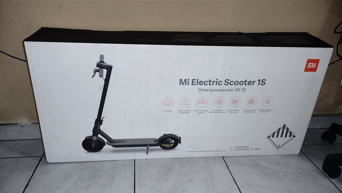 Hola! Estoy vendiendo este scooter, lo compré hace 1 semana aproximadamente y lo vendo porque lo quería para ir de mi casa al metro pero me ha resultado poco práctico, no tiene ni 20km. Precio 330$ Negociable! Sino lo quieres ayúdame con un RT. Btw. Incluye casco🙆🏻‍♂️