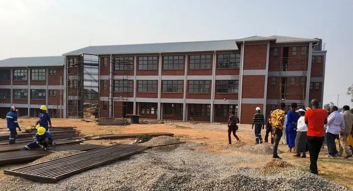 WashingtonMawi5's tweet photo. The Hwedza government complex is now 99% complete .
#nyikainovakwanevenevayo 
#EDWORKS https://t.co/HCOuekISJ8