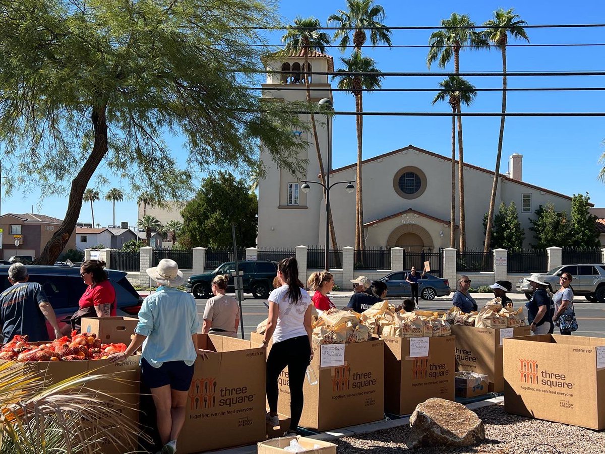 jackiefisher365's tweet photo. I love my job! This weekend @lifeisbeautiful helped feed 300 families. Thanks to a partnership with @threesquarelv and @juniorleaguelv . So happy I could be a part of it. https://t.co/dDNoPMNATP