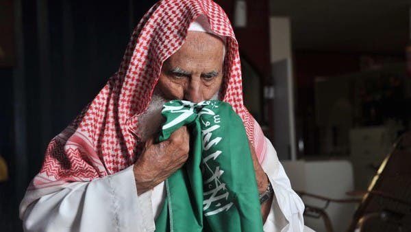 drra_6's tweet photo. أُحِبُّ بلادي لو تجرعتُ فقرَها  
فكيف وقد وافَى إليّ نعيمُها

سأشدو بها فخراً وأرفَعُ ذِكرَها   
فما يَجحدُ الأوطانَ إلا لئيمُها

 #اليوم_الوطني_السعودي_92 https://t.co/SyMzKrsGG7
