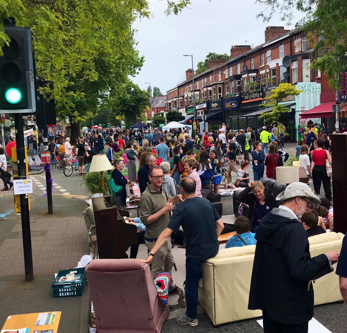 evefrancisholt's tweet image. You’re invited to the #ChorltonGetTogether on Sunday 25 Sept. The local community are transforming the centre of Chorlton into a car-free outdoor living room for all to enjoy.🌱 
👇See what happened last time
#CarFreeDay #BigGreenWeek #Chorlton 💕