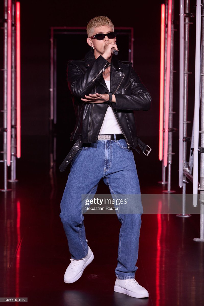 📸 22.09.22 - NASCEU PARA OS PALCOS! 

Fotos do BM performando Bad Intentions e Strangers ontem no evento da HUGO em Milão. 

Esse look perfeito!!😌

#BM #KARD <a href="/KARD_Official/">KARD (카드)</a> <a href="/altm_Group/">altm Group</a> <a href="/_bigmatthewww/">BM</a>