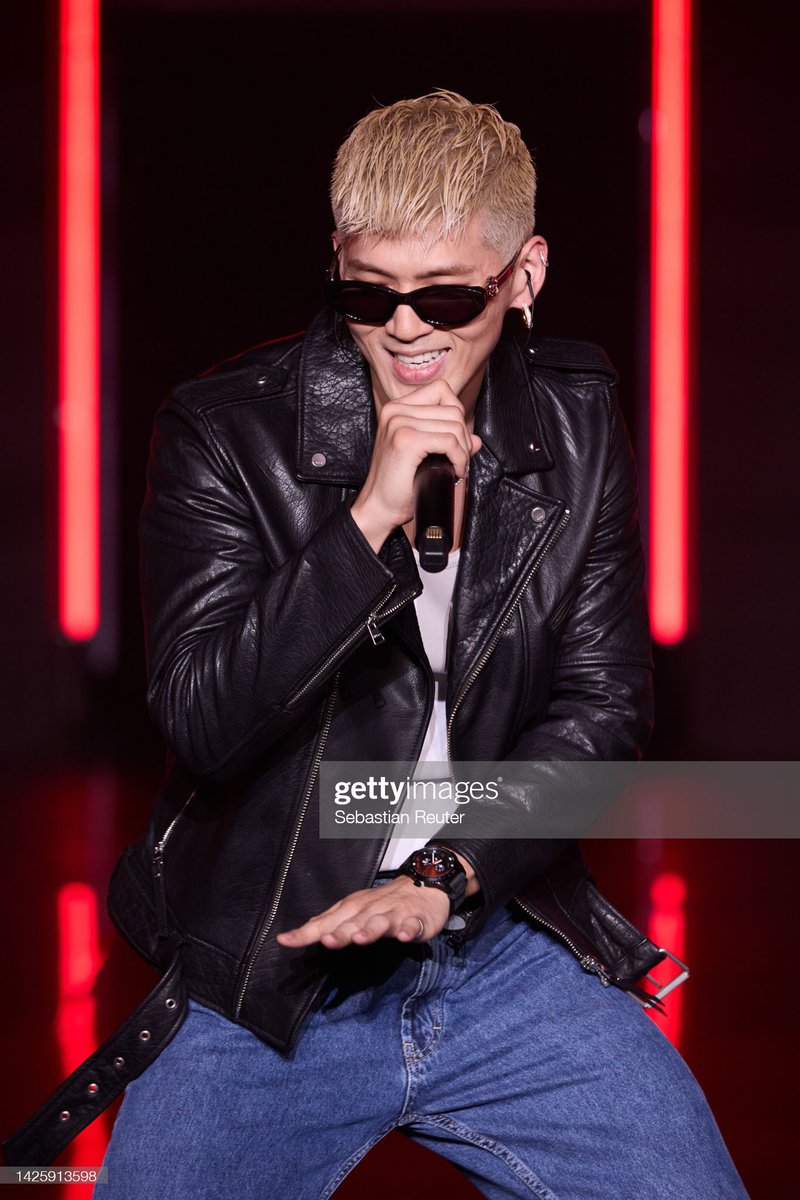 📸 22.09.22 - NASCEU PARA OS PALCOS! 

Fotos do BM performando Bad Intentions e Strangers ontem no evento da HUGO em Milão. 

Esse look perfeito!!😌

#BM #KARD <a href="/KARD_Official/">KARD (카드)</a> <a href="/altm_Group/">altm Group</a> <a href="/_bigmatthewww/">BM</a>