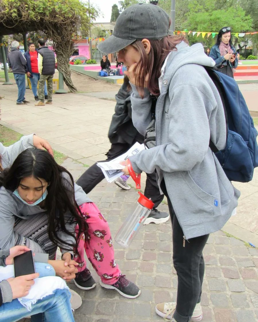 jfgbuenosaires's tweet photo. Les compañeres de la JFG Tigre realizaron un festejo en el día de la primavera en benavidez (Tigre) 

Además se realizaron y entregaron folletos explicando la importancia del boleto estudiantil, el proceso histórico de la obtención del mismo y como aplicar al derecho ✊♥️💙 https://t.co/OOZVS5WG0j