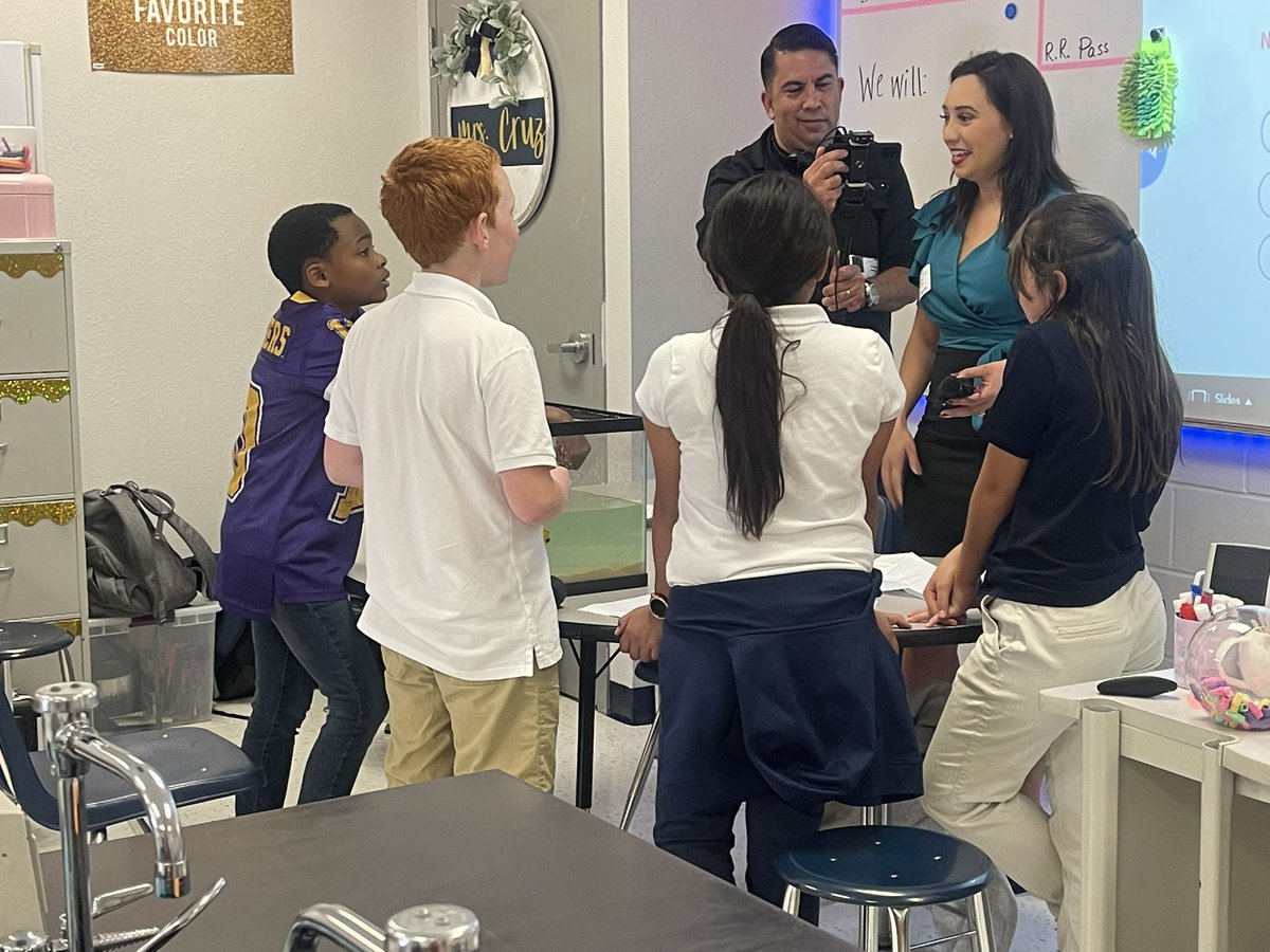 EGonzalez_SRMS's tweet photo. So proud of my Weather Generals @SRidge_MS They had an amazing time showcasing their project for @MonicaKTSM  
#KTSMWeatherFest
#TeamSISD #SRMShascourage https://t.co/BbFOhXM4EJ