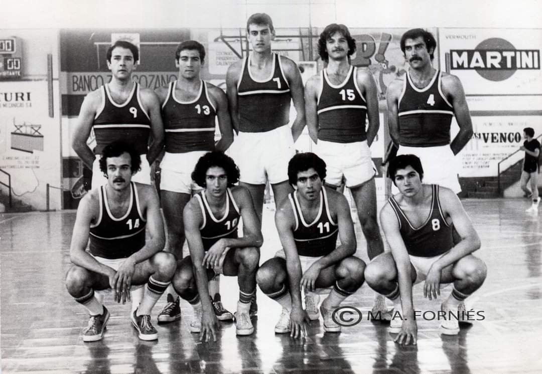 AgrasFernando's tweet photo. Buenas noches, primero Tempus, luego Inmobanco, pero en su origen fue #CastillaVallehermoso Historicos del baloncesto madrileño y español en aquel equipo de Segunda División de mediados de los 70 #DelCorral #Fermosel #Logroño #Saldaña #Basave #JulioJimenez 📸 Archivo Fornies https://t.co/b43sqxGGae