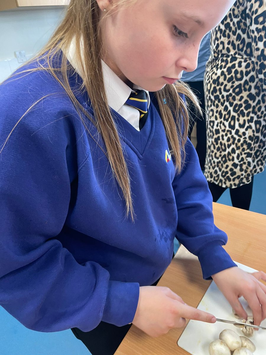 DeltaStrand's tweet photo. HMS Queen Elizabeth enjoyed their Classroom Kitchen session, chopping and preparing their ingredients.
@DeltaStrand @ClassroomK #WorkingTogether #WeLoveToCook https://t.co/oUDXvfWca1